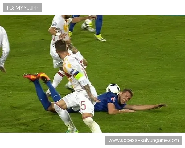 深圳新鹏城边路强突到底线，倒三角送到点球点